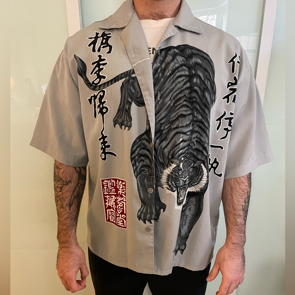 Tiger Motif Button-down Shirt